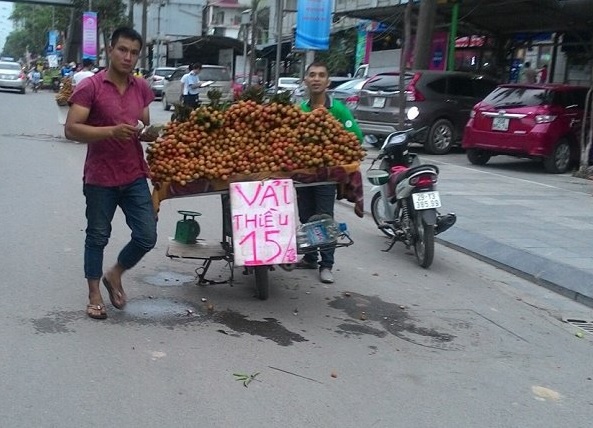 Muôn kiểu bán hàng rong: Tưởng rẻ hóa đắt, khách hàng "dính đòn"!