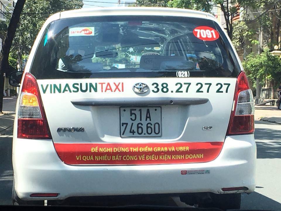 Lãnh đạo Taxi Vinasun nói gì trước việc taxi của hãng dán khẩu hiệu phản đối Uber, Grab?