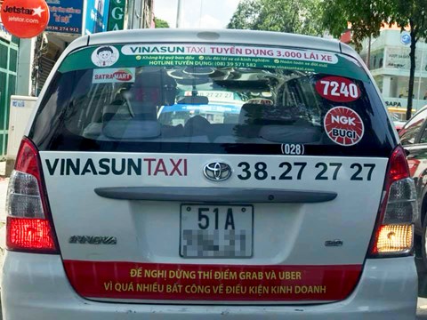 Lãnh đạo Taxi Vinasun nói gì trước việc taxi của hãng dán khẩu hiệu phản đối Uber, Grab?