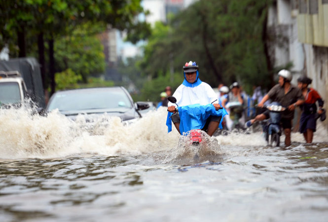 TP Hồ Chí Minh được chia làm hai mùa khá rõ rệt, trong đó có sáu tháng mưa. Yếu tố về những cung đường ngập nước trở thành mối quan tâm của khách hàng khi mua chung cư là điều dễ hiểu.