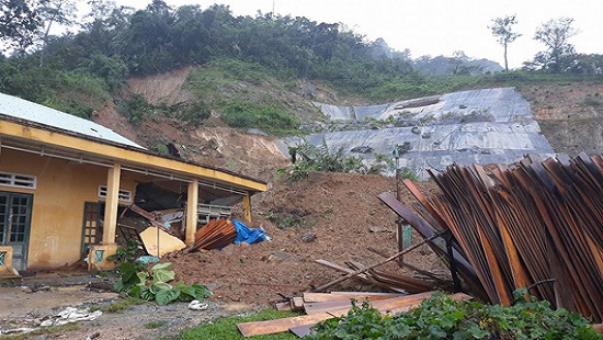 Quảng Nam: Sạt lở núi kinh hoàng, 8 người bị đất đá vùi lấp