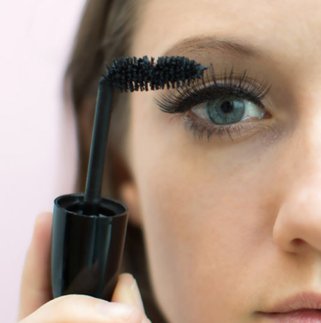 Mắt lung linh chỉ với mẹo dùng mascara thông minh