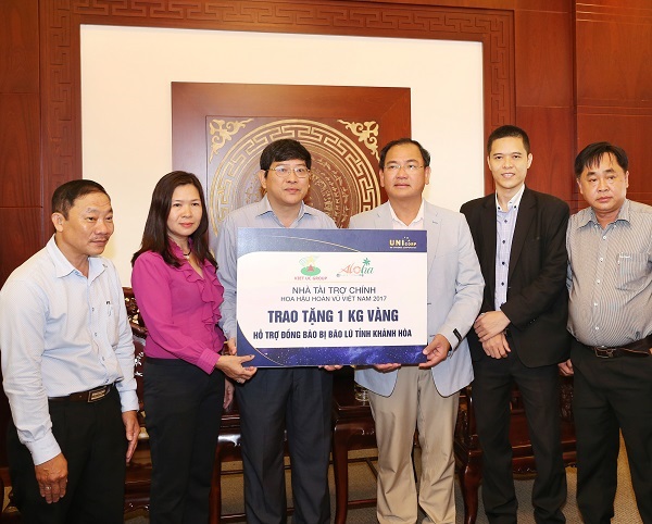 Ông Từ Văn Phước - Chủ tịch HĐQT Việt Úc Group trao tặng 1 kg vàng 9999 nhằm hỗ trợ các công tác cứu trợ.