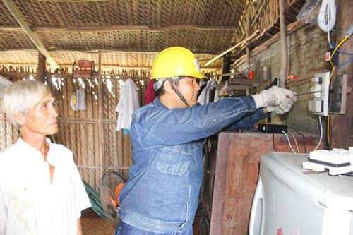TP. Hồ Chí Minh: Chi hơn 1 tỷ sửa chữa điện miễn phí cho hộ nghèo