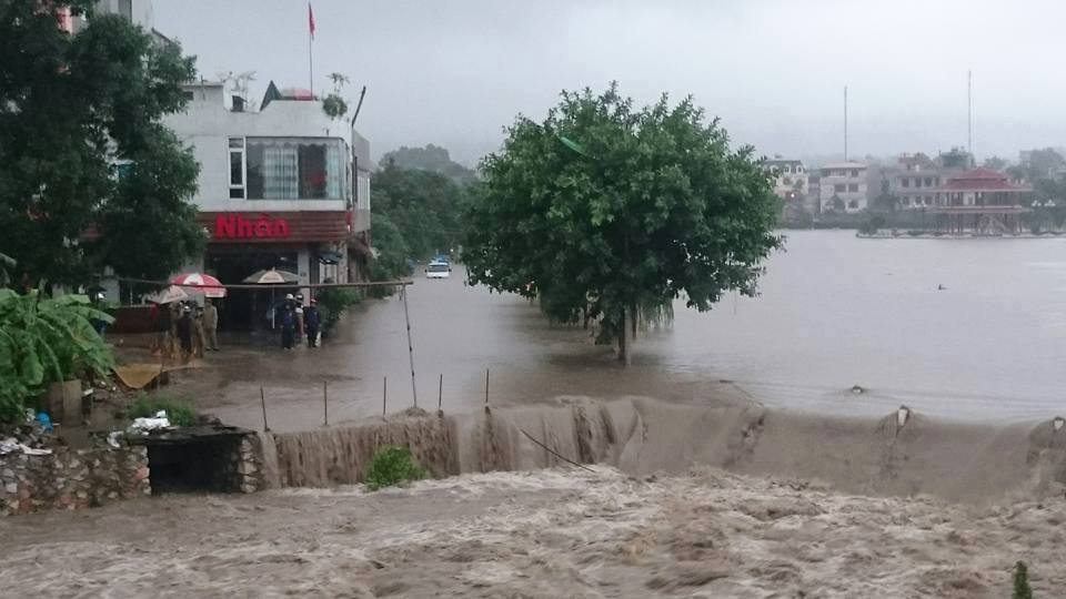 Mưa lớn, lũ lên nhanh ở các tỉnh Miền Trung