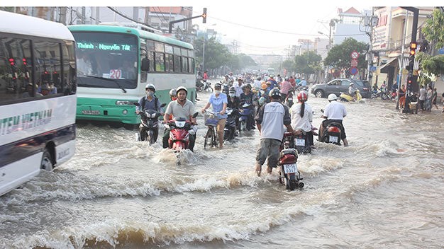 Triều Cường đạt đỉnh, Sài Gòn ngập trong biển nước nhiều ngày