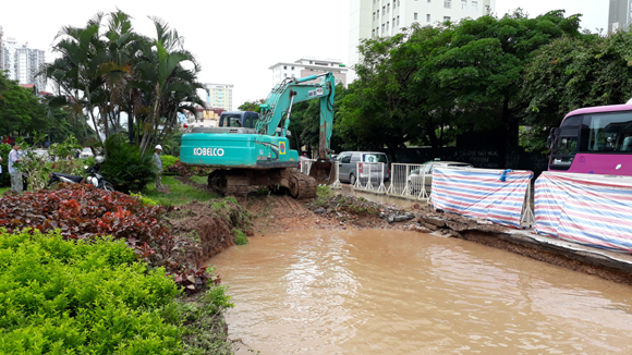 Hà Nội: Vỡ đường ống, hàng nghìn hộ dân mất nước sinh hoạt