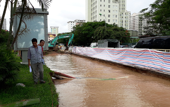 Hà Nội: Vỡ đường ống, hàng nghìn hộ dân mất nước sinh hoạt