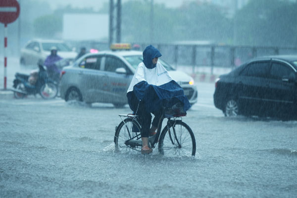 Hà Nội: Mưa lớn, nhiều điểm ngập xuất hiện