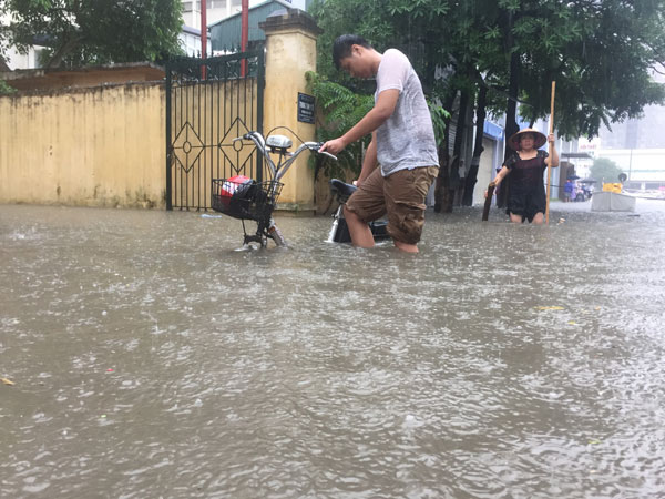 Hà Nội: Mưa lớn, nhiều điểm ngập xuất hiện