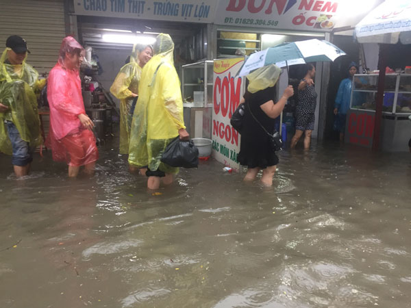 Hà Nội: Mưa lớn, nhiều điểm ngập xuất hiện