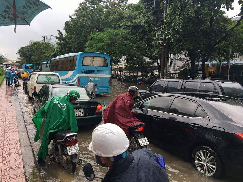 Hà Nội: Mưa lớn, nhiều điểm ngập xuất hiện