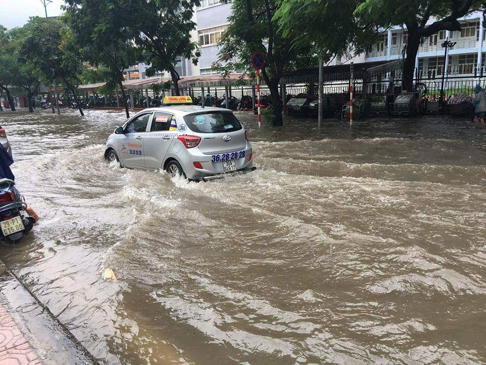 Hà Nội: Mưa lớn, nhiều điểm ngập xuất hiện