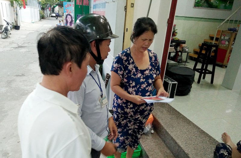 Chứng tử cho dân: Ngày lễ, cuối tuần cũng phải làm - ảnh 1