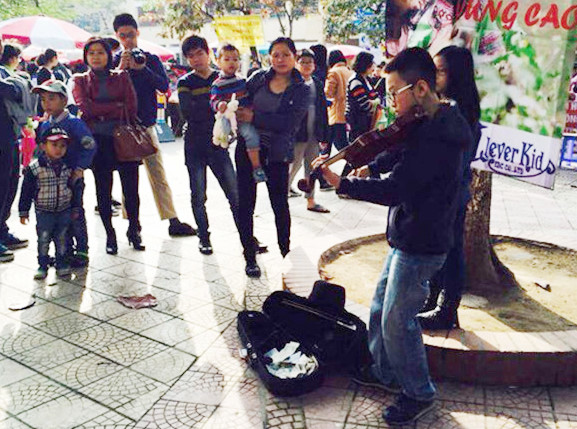 Y kien trai chieu vu cau be bi truy giay phep bieu dien tren pho di bo hinh anh 1