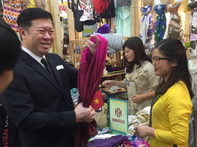Một vị khách Thái Lan mua 3 chiếc khăn lụa VN do rất thích màu sắc và chất liệu lụa VN - Ảnh: NHƯ BÌNH