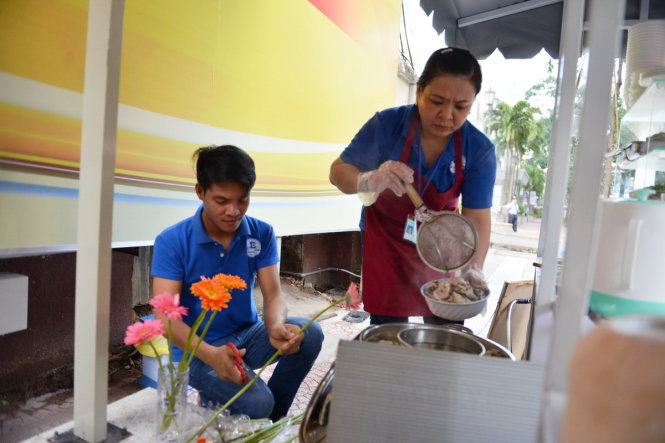 Người dân phấn khởi khi không còn chịu cảnh vừa bán vừa lo bị lực lượng Trật tự đô thị xử phạt - Ảnh: LÊ PHAN