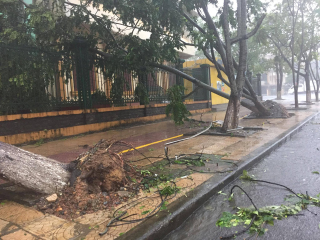 Siêu bão áp sát, gió thổi bay người, mưa ngút trời tại miền Trung