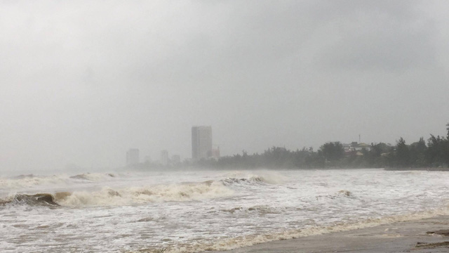 Siêu bão áp sát, gió thổi bay người, mưa ngút trời tại miền Trung