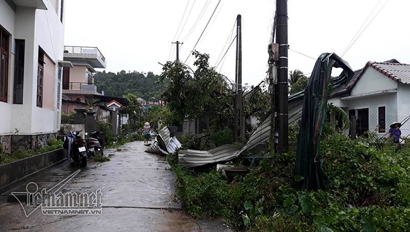 Siêu bão áp sát, gió thổi bay người, mưa ngút trời tại miền Trung