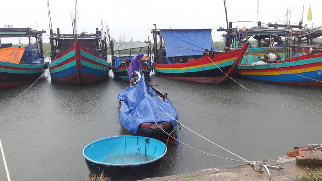 Siêu bão áp sát, gió thổi bay người, mưa ngút trời tại miền Trung