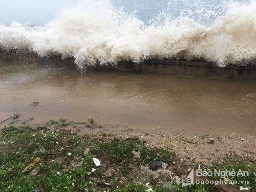 Siêu bão áp sát, gió thổi bay người, mưa ngút trời tại miền Trung