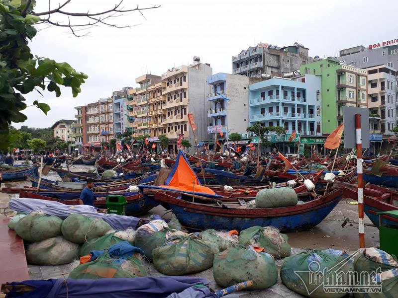 Siêu bão áp sát, gió thổi bay người, mưa ngút trời tại miền Trung