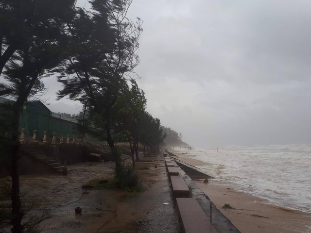 Siêu bão áp sát, gió thổi bay người, mưa ngút trời tại miền Trung