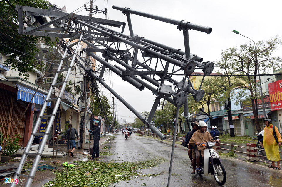 Các thành phố miền Trung ngổn ngang trong bão Damrey