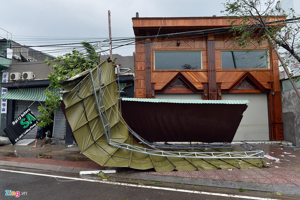 Các thành phố miền Trung ngổn ngang trong bão Damrey