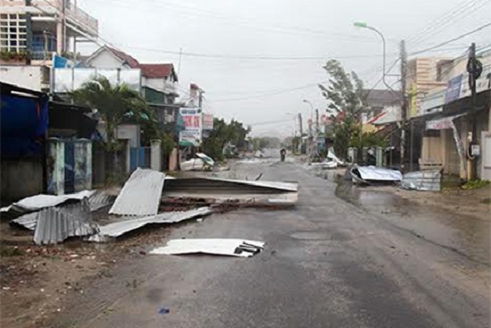 Các thành phố miền Trung ngổn ngang trong bão Damrey