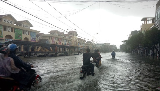 Các thành phố miền Trung ngổn ngang trong bão Damrey