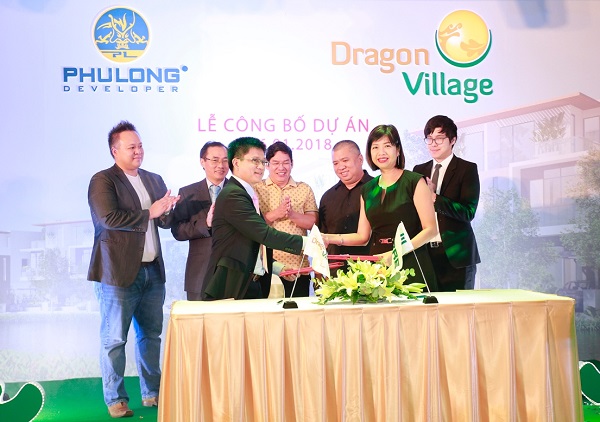 Khách hàng chen chân xem mô hình tổng thể toàn khu đô thị Dragon Village