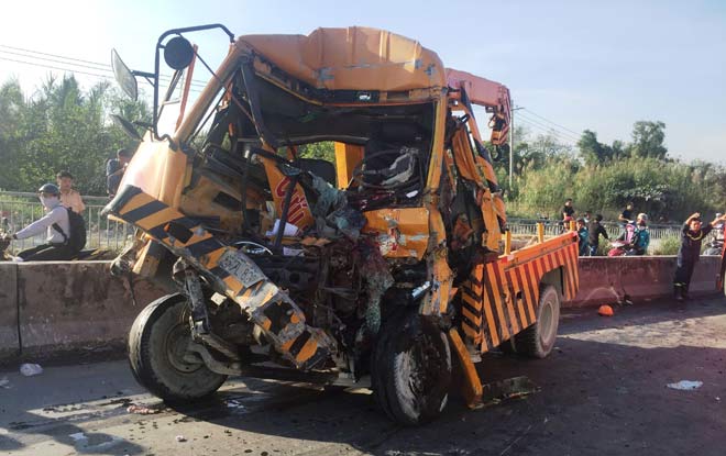 TP Hồ Chí Minh: Tông xe kinh hoàng ở cầu Phú Mỹ làm 3 người chết