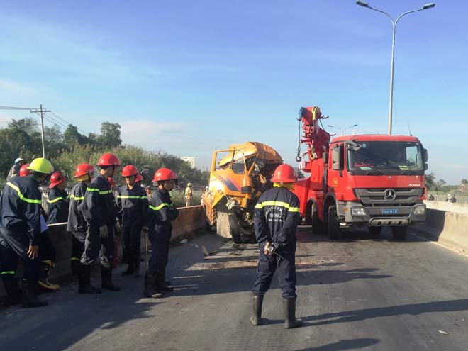 TP Hồ Chí Minh: Tông xe kinh hoàng ở cầu Phú Mỹ làm 3 người chết