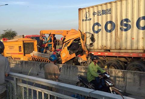 TP Hồ Chí Minh: Tông xe kinh hoàng ở cầu Phú Mỹ làm 3 người chết