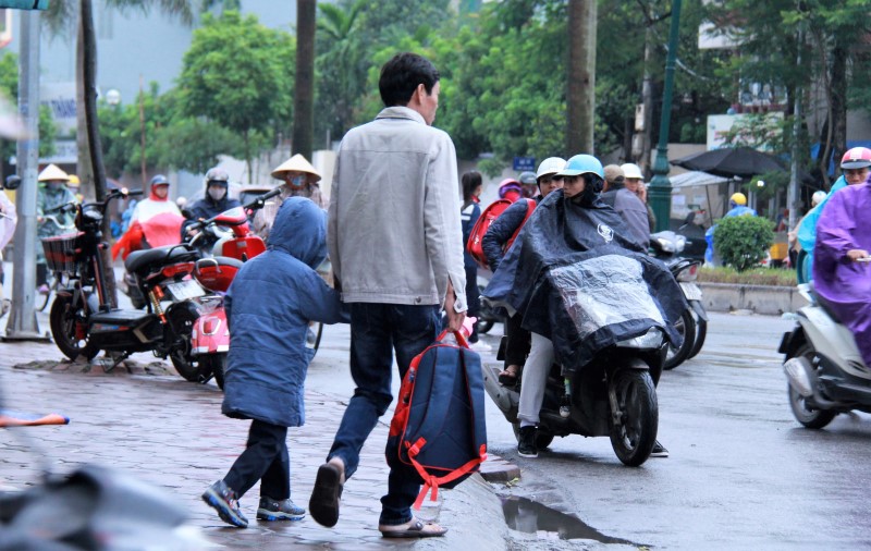 Hà Nội rét hại, học sinh tiểu học và mầm non được nghỉ học