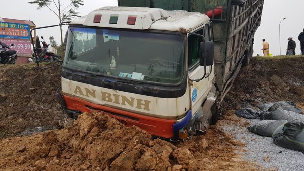 Dừng xe ven đường nghe điện thoại, người đàn ông bị ô tô đâm tử vong