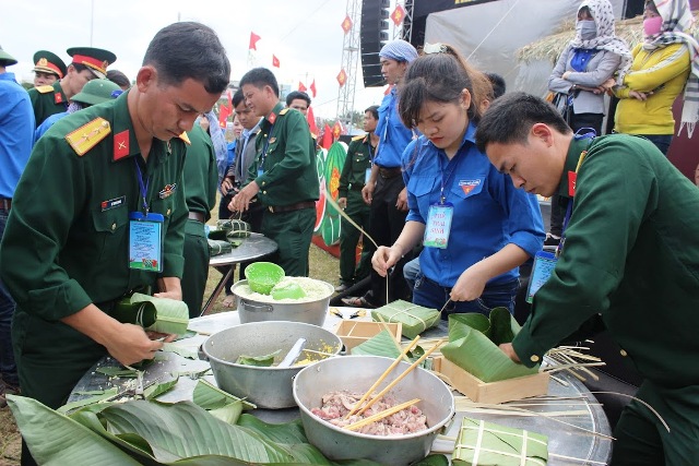 Ấm áp ngày hội "Bánh chưng xanh vì Người nghèo"