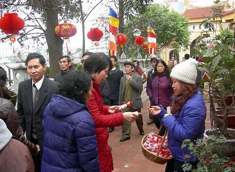 Biển người chen chân đi lễ cầu lộc, cầu may đầu năm mới