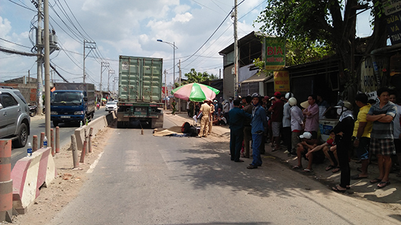 TP Hồ Chí Minh: Đôi nam nữ chết thảm dưới bánh xe container