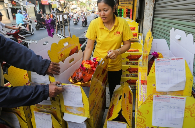 Heo quay nguyên con, ngày vía thần tài, heo cúng thần tài