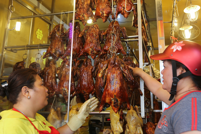 Heo quay nguyên con, ngày vía thần tài, heo cúng thần tài