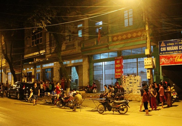 Con trai đi học về phát hiện mẹ tử vong, bố nguy kịch
