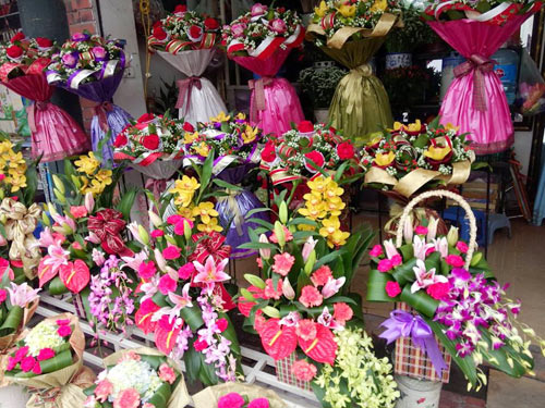 Thị trường quà tặng 8/3: Giá hoa tươi tăng khoảng 30-50% so với ngày thường
