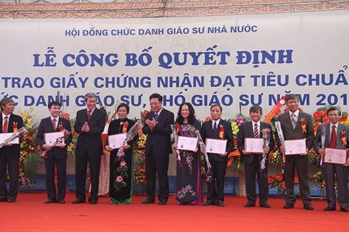 Danh sách ứng viên đạt tiêu chuẩn giáo sư, phó giáo sư sau rà soát