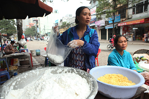 Nhộn nhịp mua bán bánh trôi, bánh chay ngày Tết Hàn thực