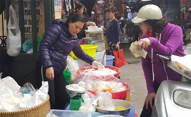 Nhộn nhịp mua bán bánh trôi, bánh chay ngày Tết Hàn thực