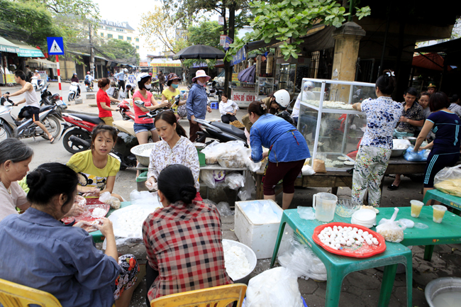 Nhộn nhịp mua bán bánh trôi, bánh chay ngày Tết Hàn thực