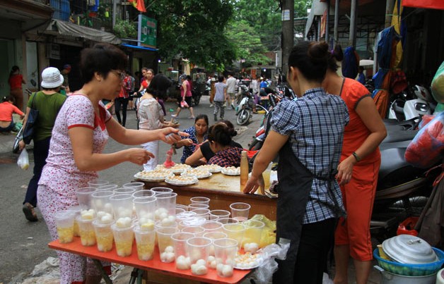 Nhộn nhịp mua bán bánh trôi, bánh chay ngày Tết Hàn thực